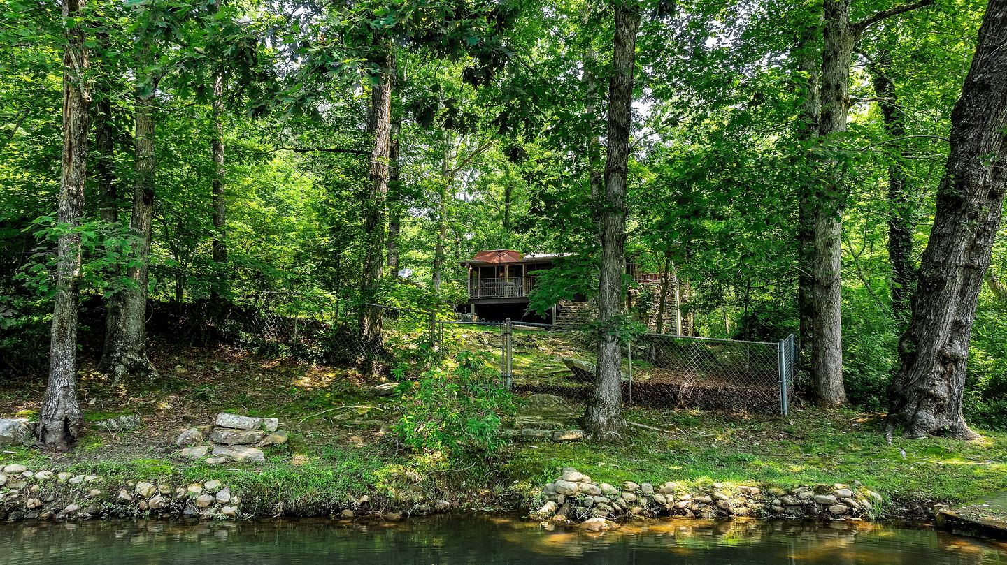 Fantastic Cozy Cottage with Fire Pit and Barbecue in Mentone, Alabama