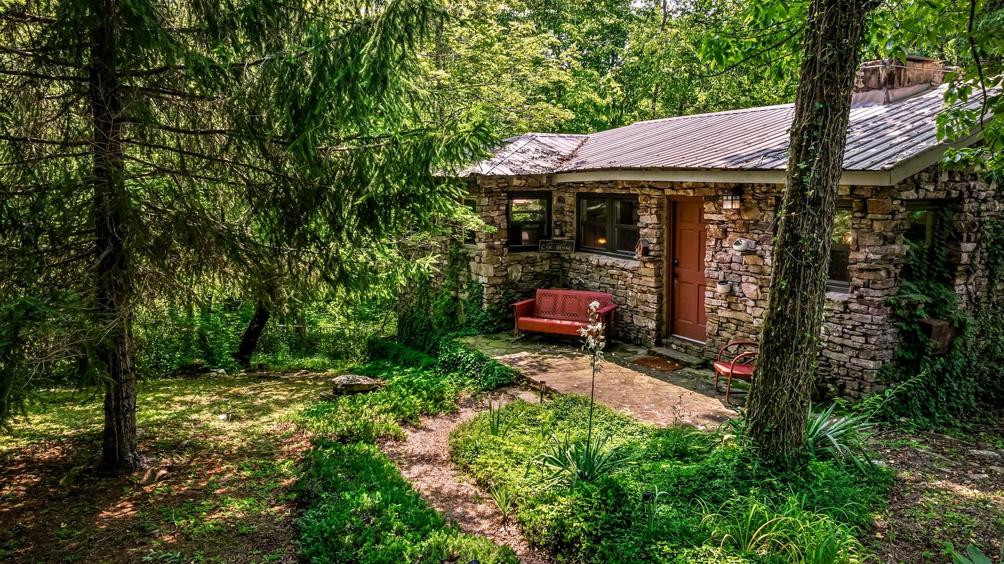 Fantastic Cozy Cottage with Fire Pit and Barbecue in Mentone, Alabama