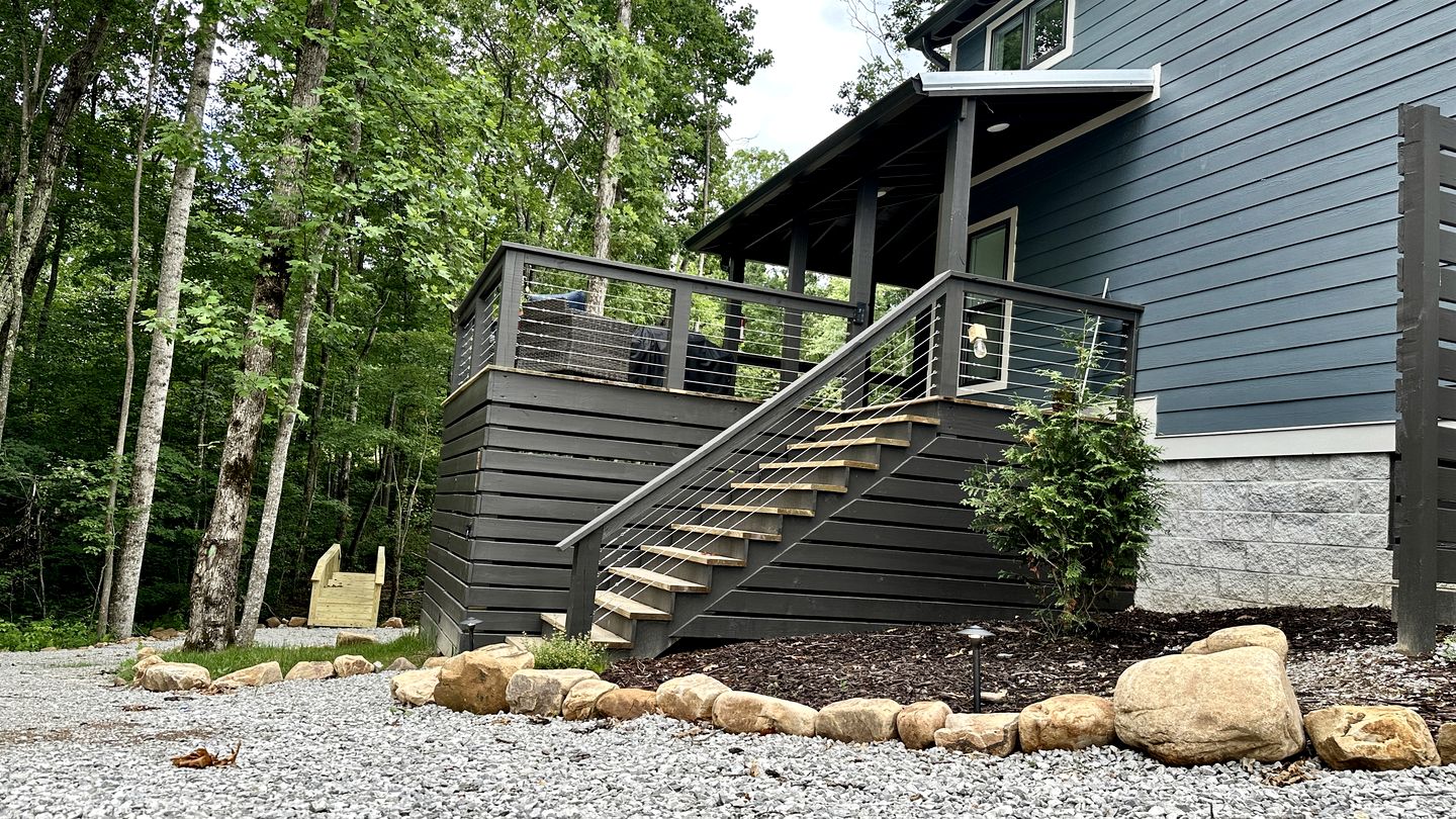 Fantastic Cozy Cottage Nestled Amidst Trees in Tracy City, Tennessee