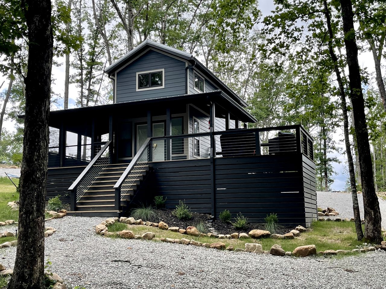 Fantastic Cozy Cottage Nestled Amidst Trees in Tracy City, Tennessee