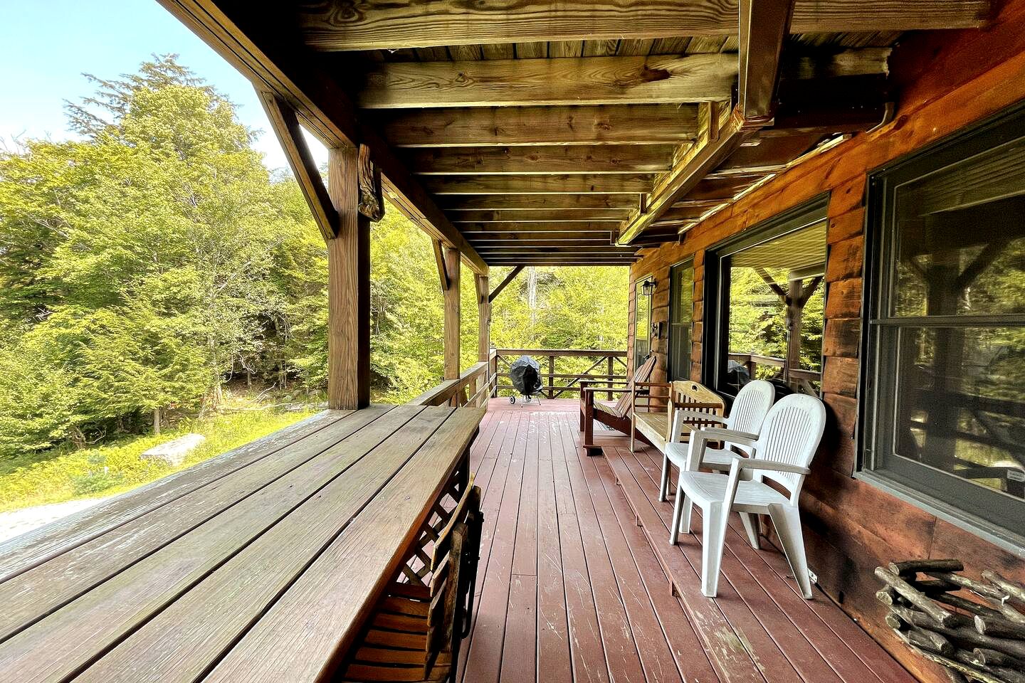 Fantastic Glamping Accommodation in New York: Comfortable Pet-Friendly Cabin in the Adirondack Park in Eagle Bay