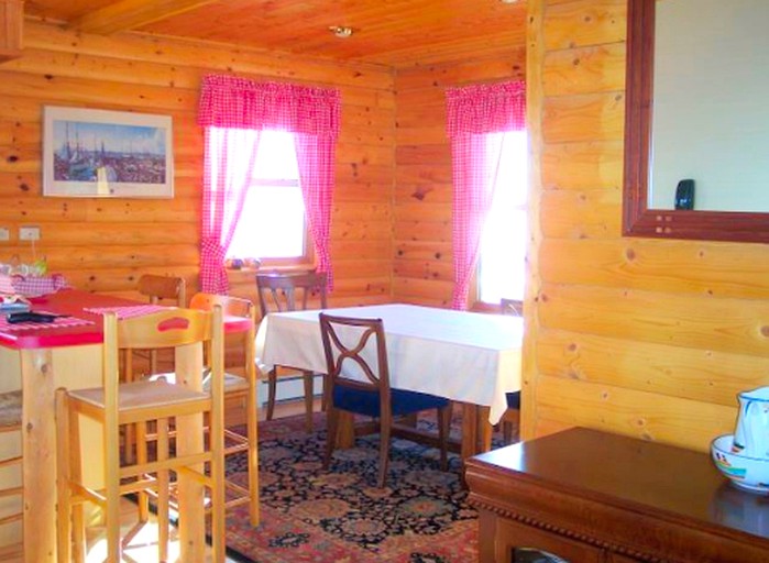 Log Cabins (Cedar River, Michigan, United States)