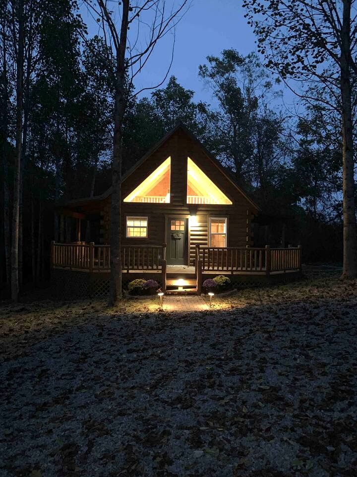 Fantastic Secluded Cabin with Fire Pit and Hot-tub in Campbellsville, Kentucky