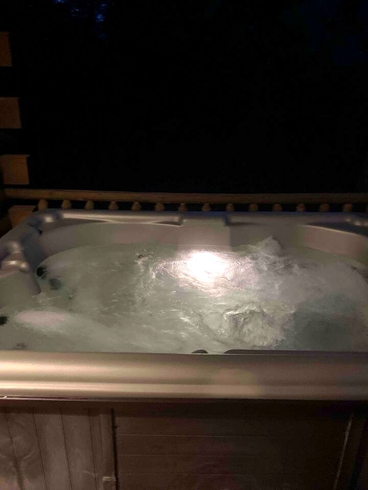 Fantastic Secluded Cabin with Fire Pit and Hot-tub in Campbellsville, Kentucky