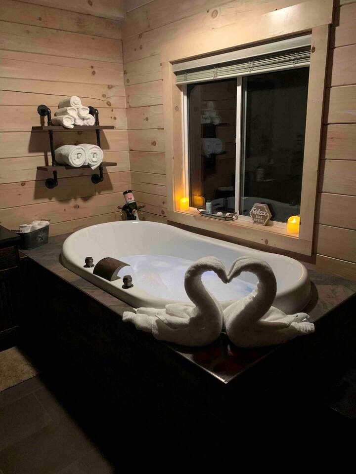 Fantastic Secluded Cabin with Fire Pit and Hot-tub in Campbellsville, Kentucky