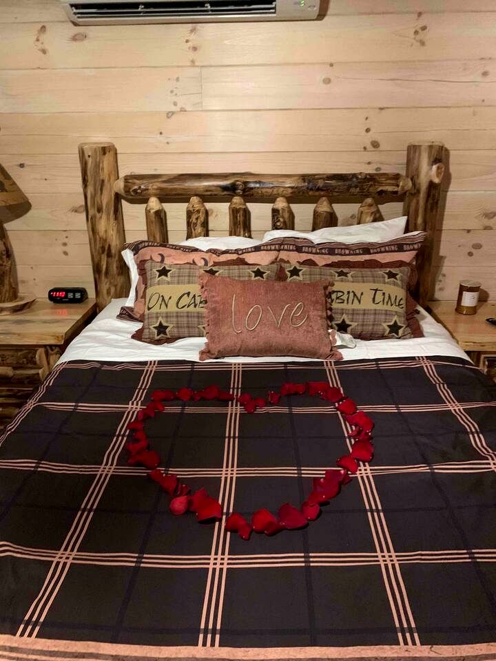 Fantastic Secluded Cabin with Fire Pit and Hot-tub in Campbellsville, Kentucky