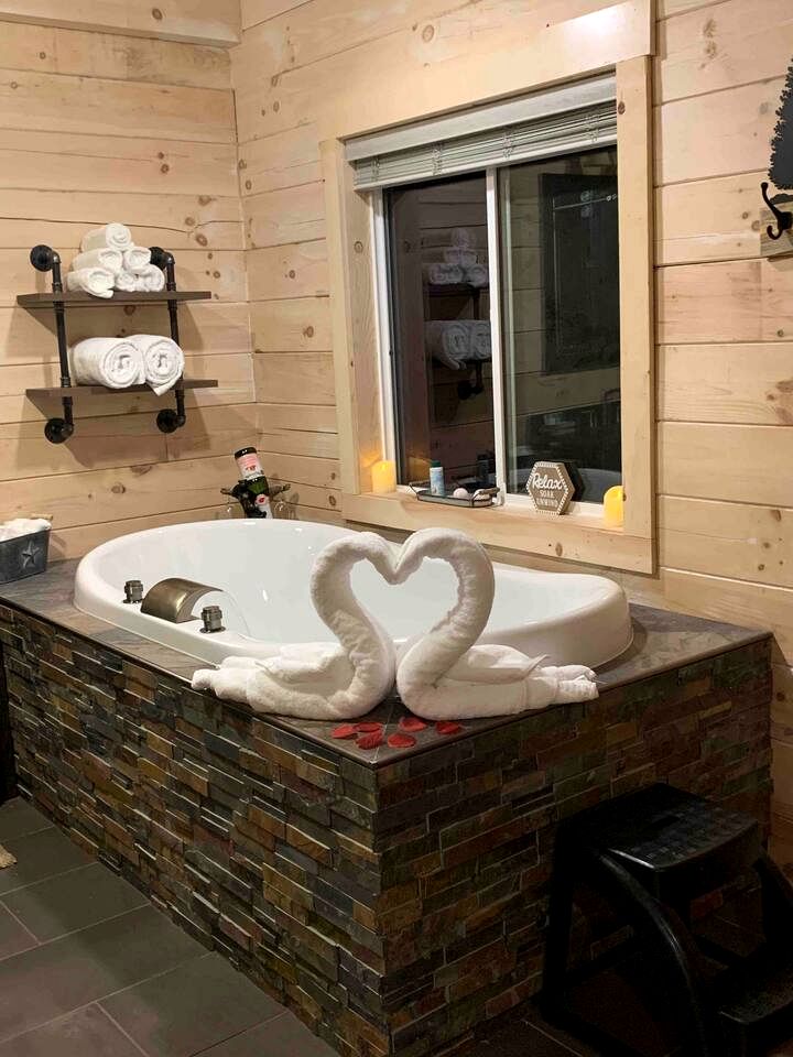 Fantastic Secluded Cabin with Fire Pit and Hot-tub in Campbellsville, Kentucky