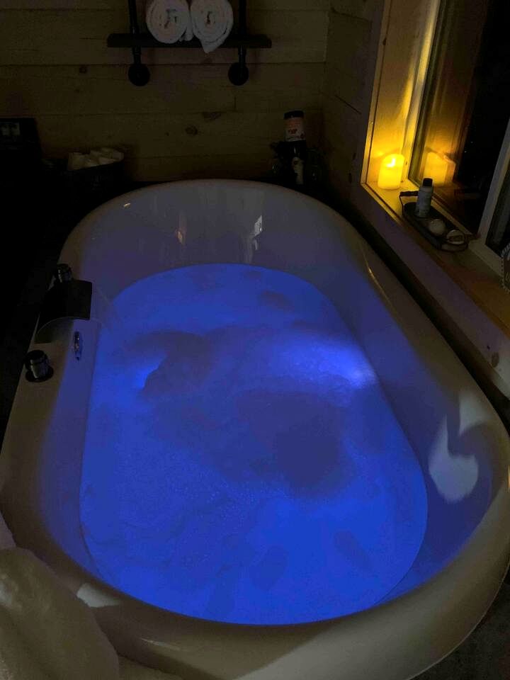 Fantastic Secluded Cabin with Fire Pit and Hot-tub in Campbellsville, Kentucky