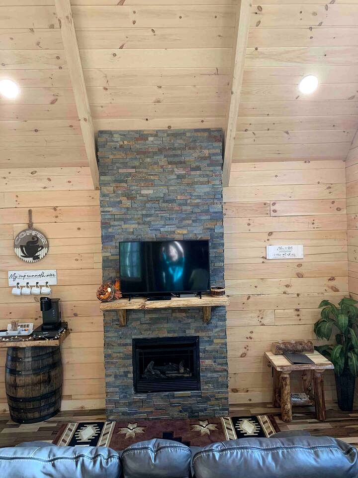 Fantastic Secluded Cabin with Fire Pit and Hot-tub in Campbellsville, Kentucky