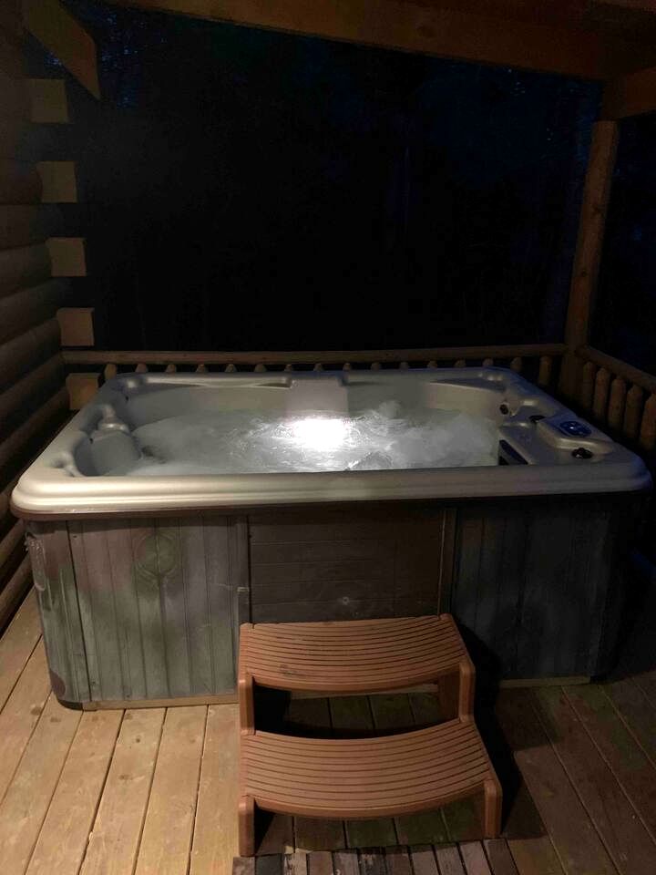 Fantastic Secluded Cabin with Fire Pit and Hot-tub in Campbellsville, Kentucky