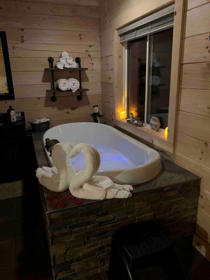 Fantastic Secluded Cabin with Fire Pit and Hot-tub in Campbellsville, Kentucky