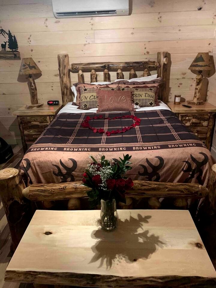 Fantastic Secluded Cabin with Fire Pit and Hot-tub in Campbellsville, Kentucky