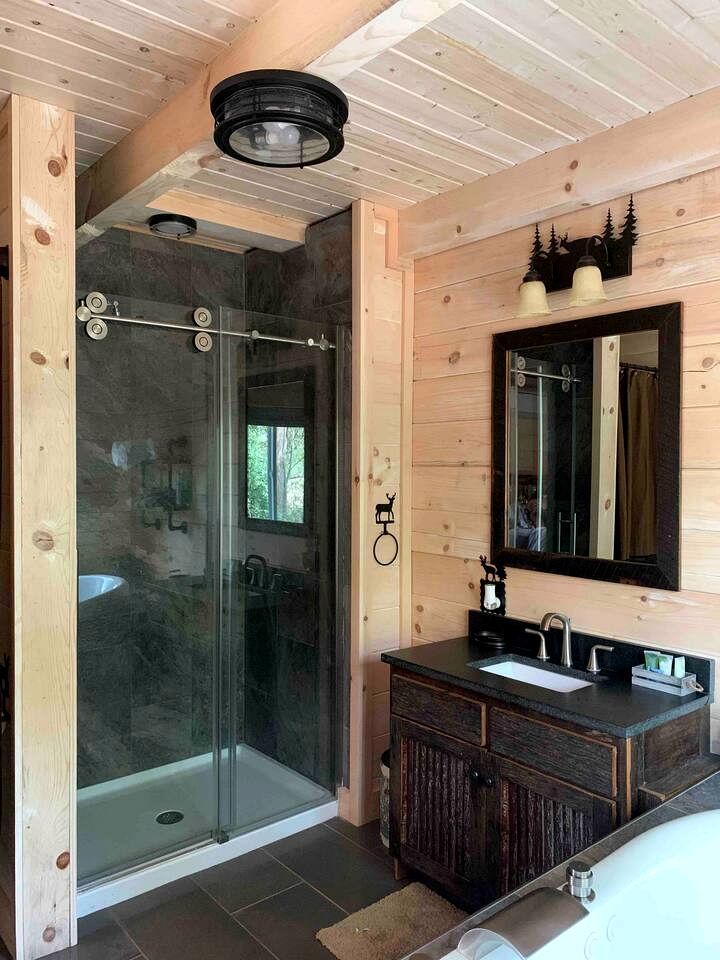 Fantastic Secluded Cabin with Fire Pit and Hot-tub in Campbellsville, Kentucky