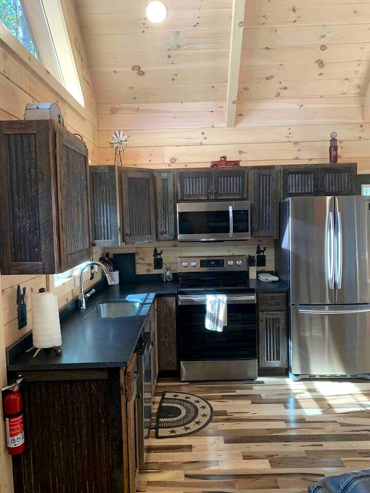 Fantastic Secluded Cabin with Fire Pit and Hot-tub in Campbellsville, Kentucky