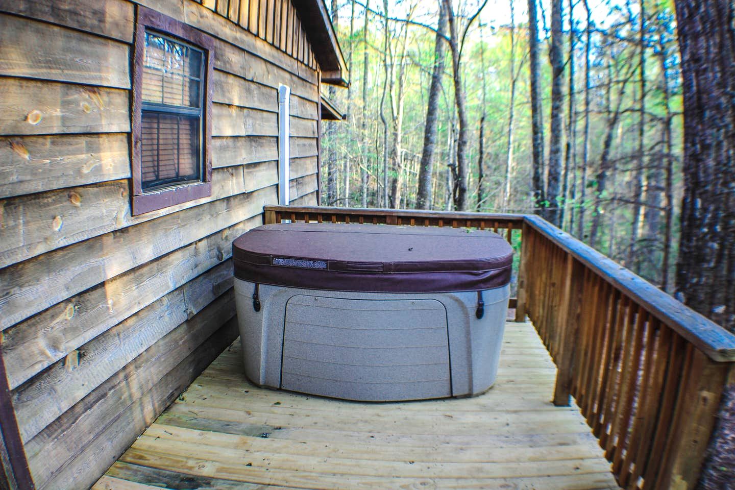Fantastic Secluded Cabin with Hot-tub in Sevierville, Tennessee