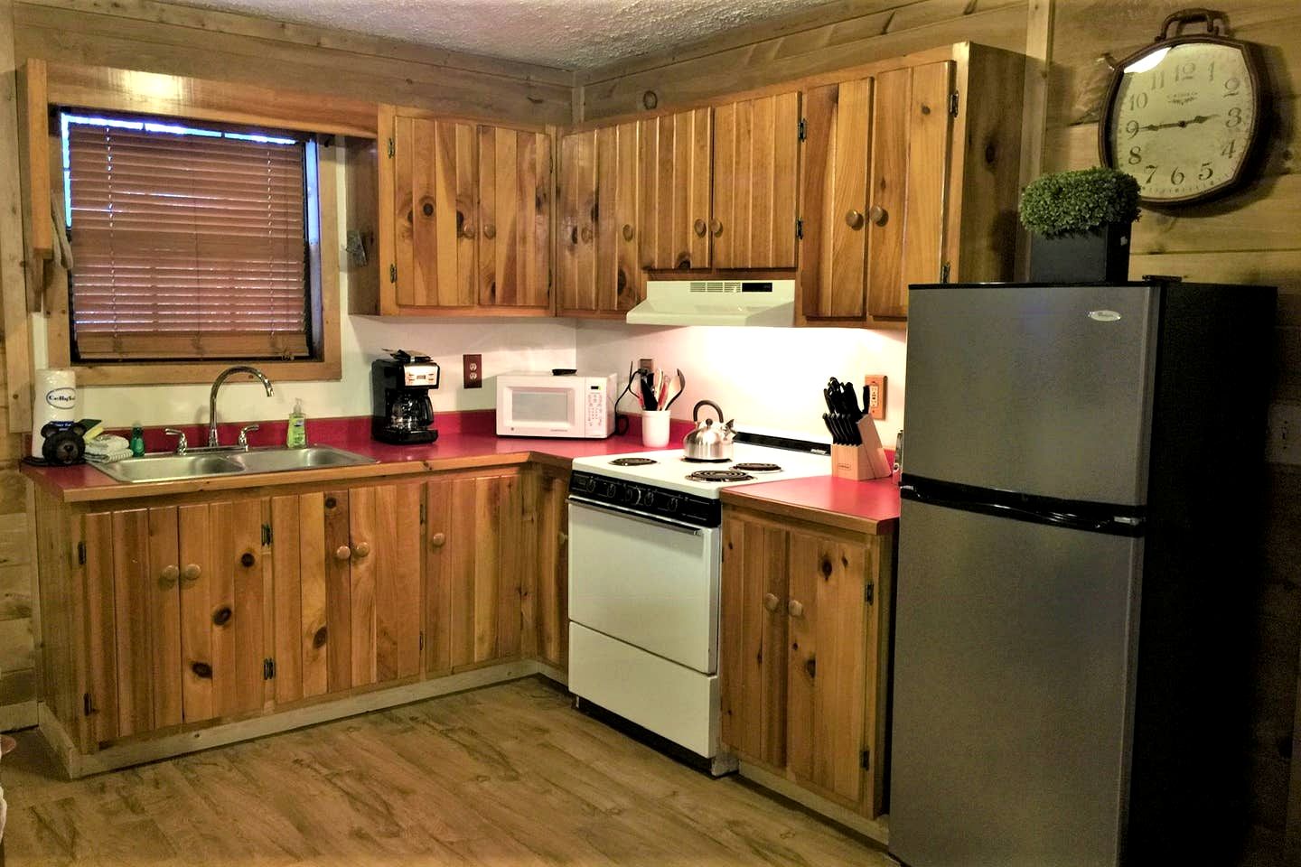 Fantastic Secluded Cabin with Hot-tub in Sevierville, Tennessee