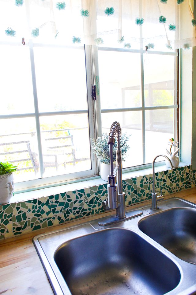 Pet Friendly Fantastic Secluded Cottage with Hot-tub in Rainbow, California