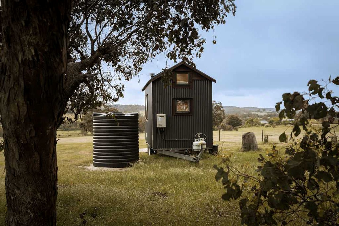 Fantastic Tiny House with Amazing Views of the Surrounding Hills and the Stars at Night in Taradale, Victoria