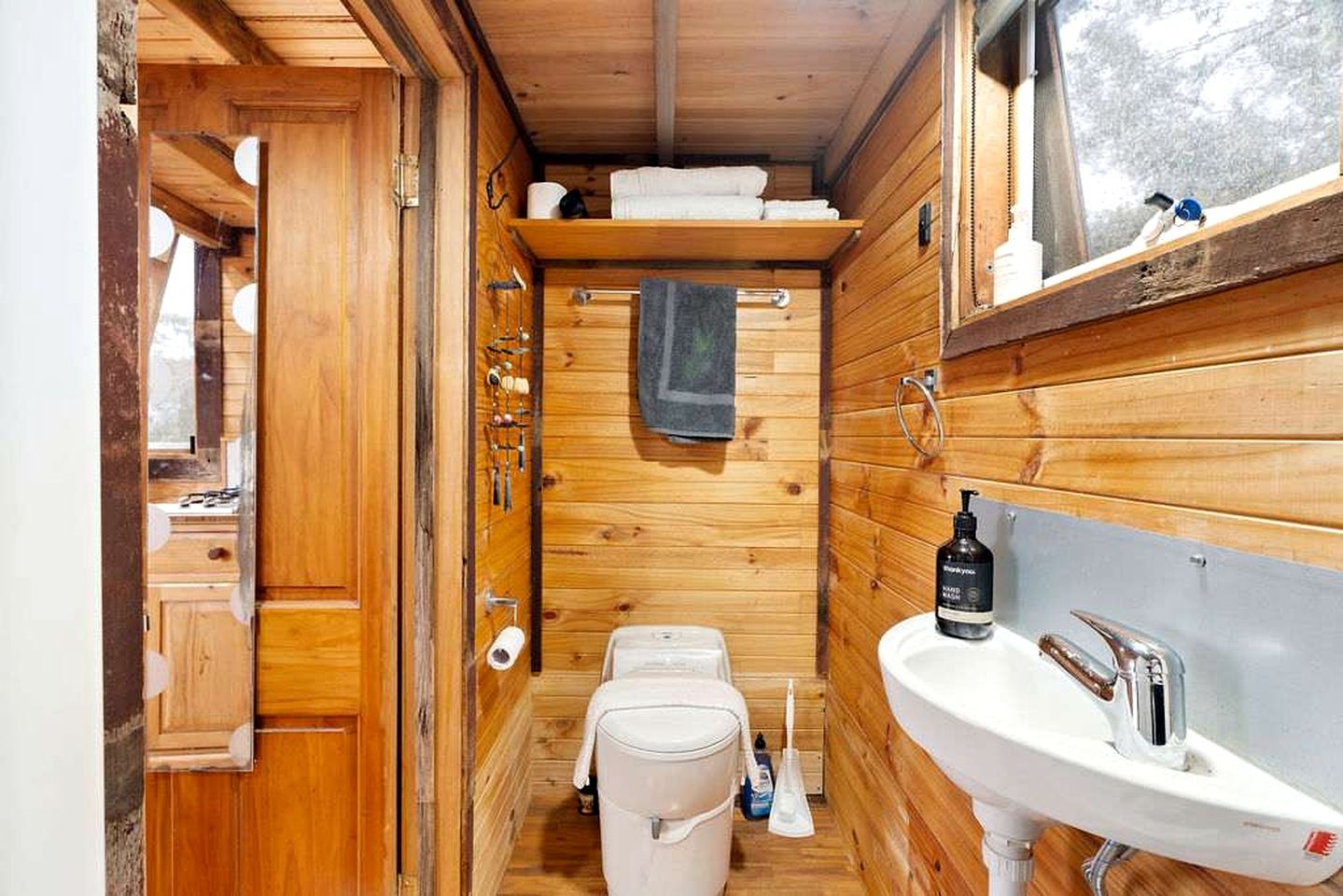 Fantastic Tiny House with Amazing Views of the Surrounding Hills and the Stars at Night in Taradale, Victoria