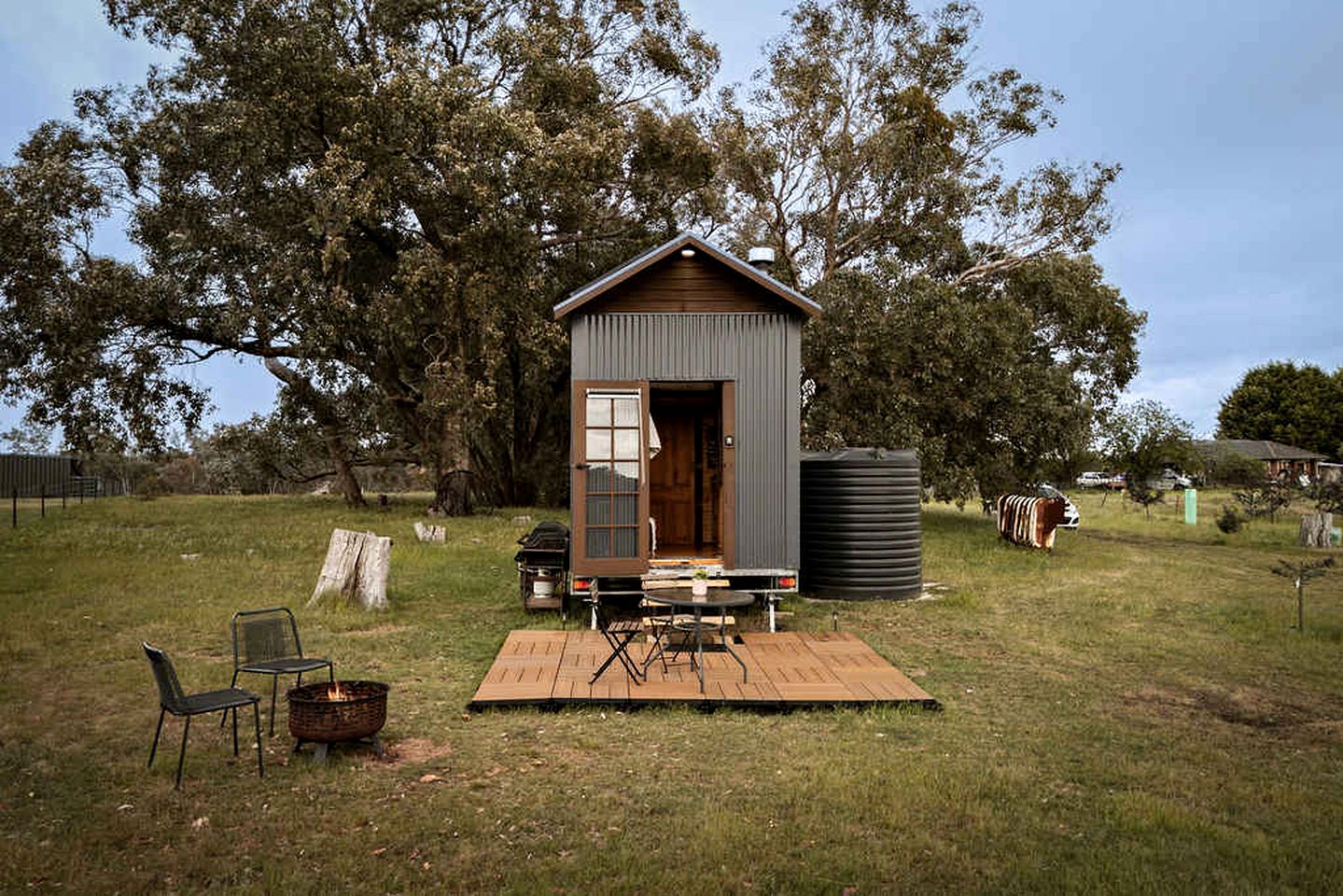 Fantastic Tiny House with Amazing Views of the Surrounding Hills and the Stars at Night in Taradale, Victoria