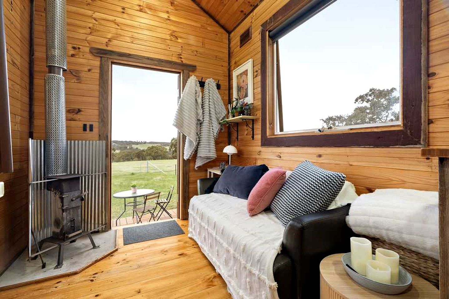 Fantastic Tiny House with Amazing Views of the Surrounding Hills and the Stars at Night in Taradale, Victoria