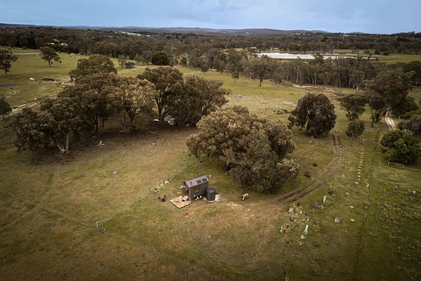 Fantastic Tiny House with Amazing Views of the Surrounding Hills and the Stars at Night in Taradale, Victoria