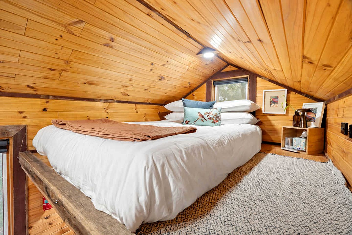 Fantastic Tiny House with Amazing Views of the Surrounding Hills and the Stars at Night in Taradale, Victoria