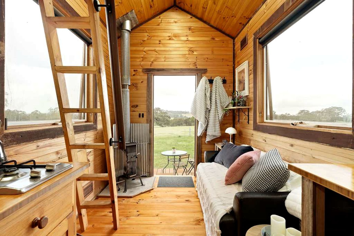 Fantastic Tiny House with Amazing Views of the Surrounding Hills and the Stars at Night in Taradale, Victoria