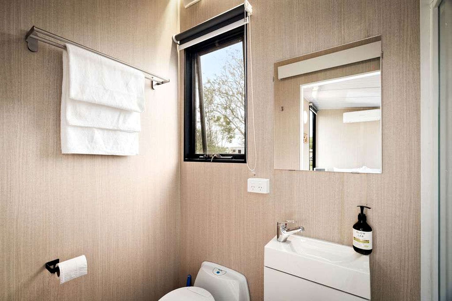 Fantastic Tiny House with Nice Sights in Glen Caim, Queensland