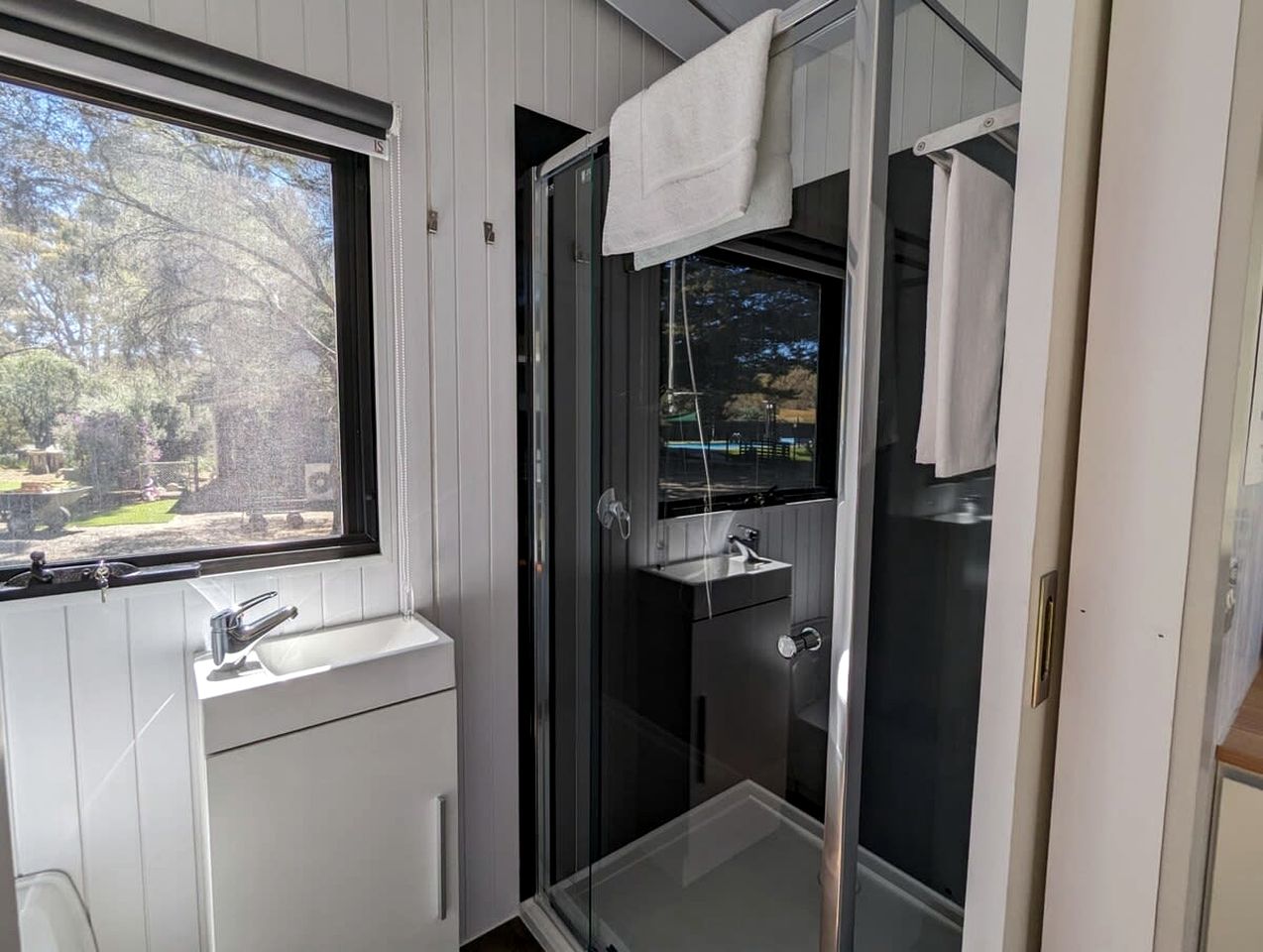 Fantastic Tiny House Perfect for Families with Swimming Pool, Game Room and Tennis Court in Victoria, Australia