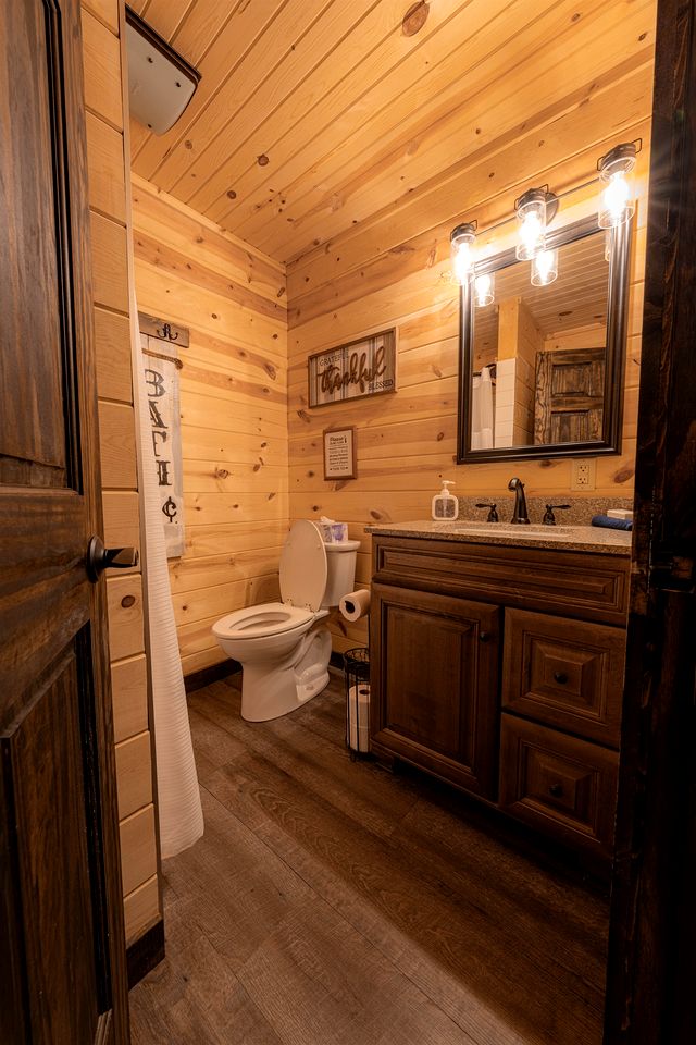 Fantastic Treehouse with Fire Pit and Hot-tub in Herod, Illinois