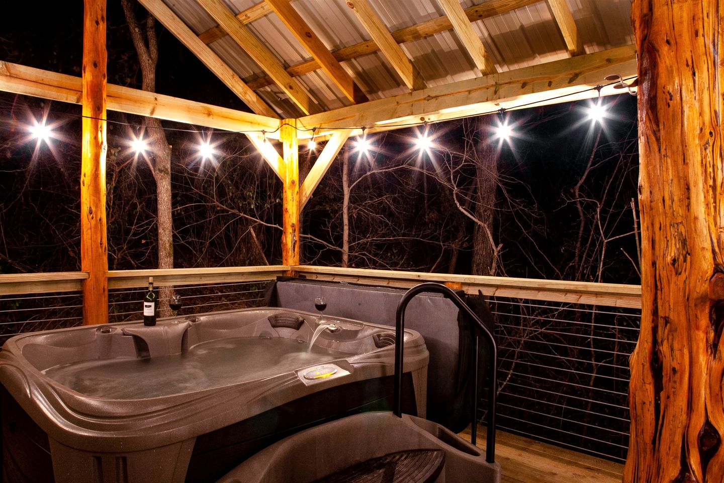 Fantastic Treehouse with Fire Pit and Hot-tub in Herod, Illinois