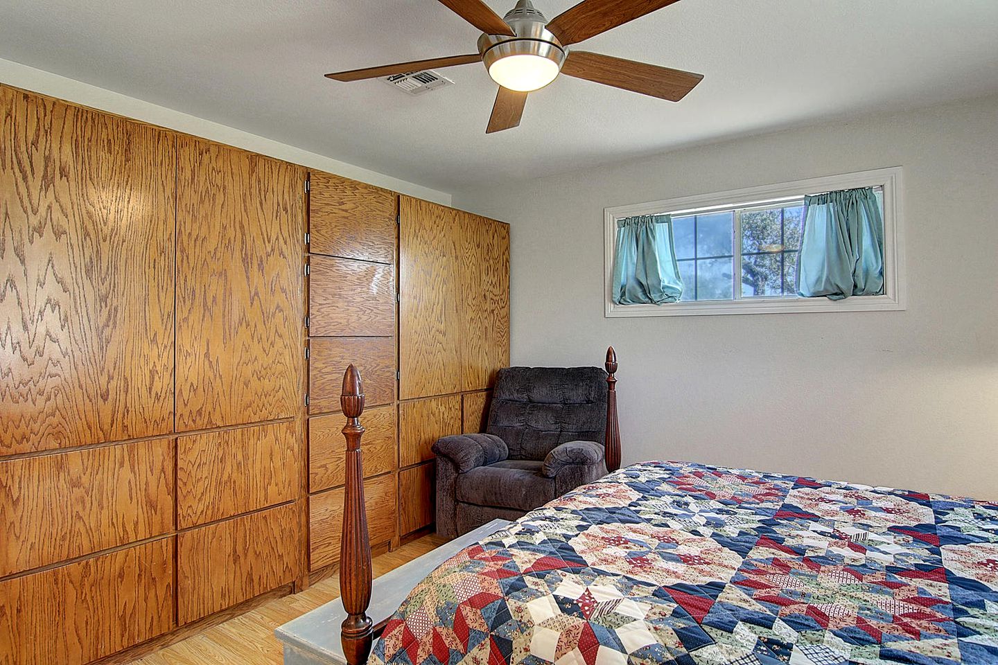 Family Style Fishing Cabin with Porch and Grill Perfect for Group Getaways on the Conn Brown Harbour, Aransas Pass Texas