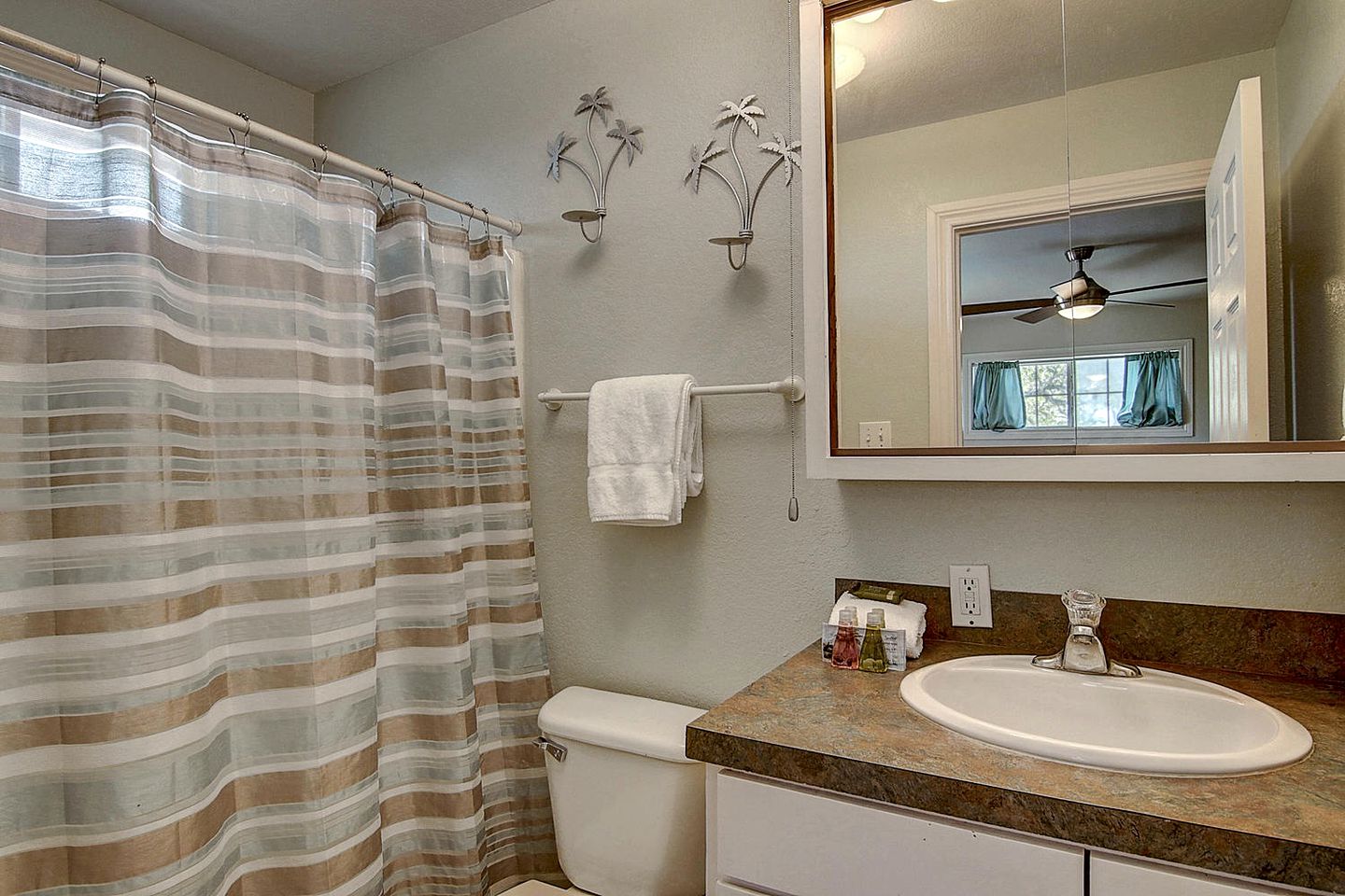 Family Style Fishing Cabin with Porch and Grill Perfect for Group Getaways on the Conn Brown Harbour, Aransas Pass Texas