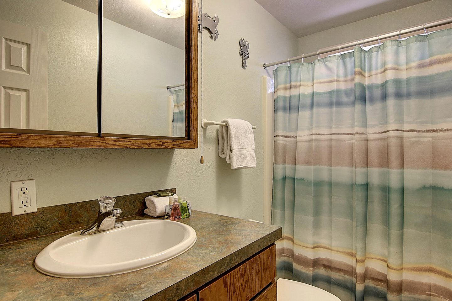 Family Style Fishing Cabin with Porch and Grill Perfect for Group Getaways on the Conn Brown Harbour, Aransas Pass Texas