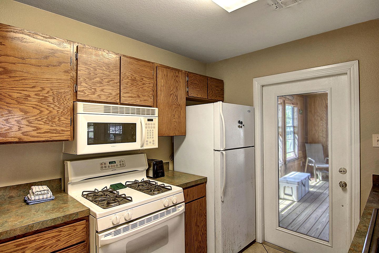 Family Style Fishing Cabin with Porch and Grill Perfect for Group Getaways on the Conn Brown Harbour, Aransas Pass Texas