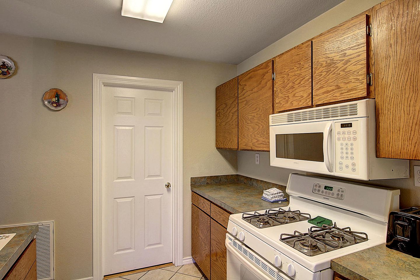 Family Style Fishing Cabin with Porch and Grill Perfect for Group Getaways on the Conn Brown Harbour, Aransas Pass Texas