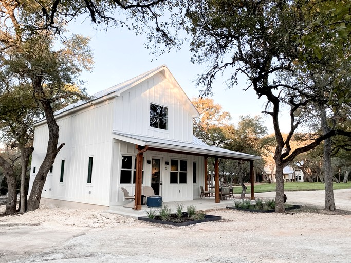 Elegant Farm House Beautifully Design in Texas