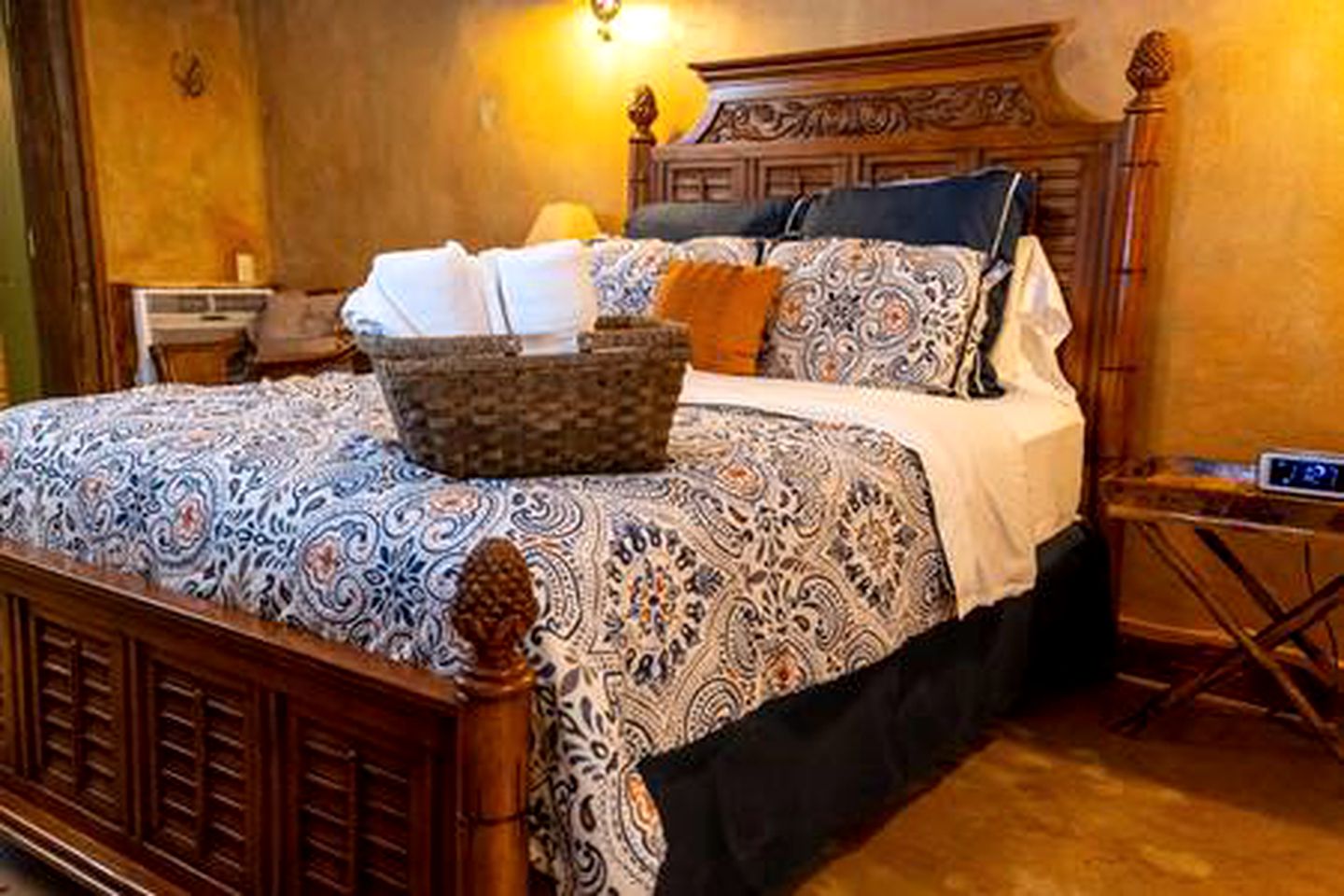 Rustic Wheelchair Accessible Room for a Glamping Escape in a Texan Nature Lodge