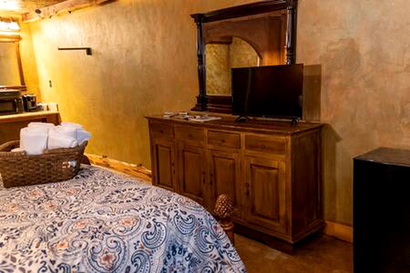 Rustic Wheelchair Accessible Room for a Glamping Escape in a Texan Nature Lodge