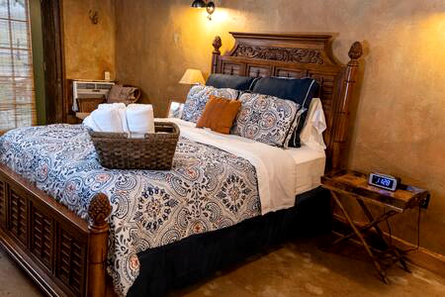 Rustic Wheelchair Accessible Room for a Glamping Escape in a Texan Nature Lodge