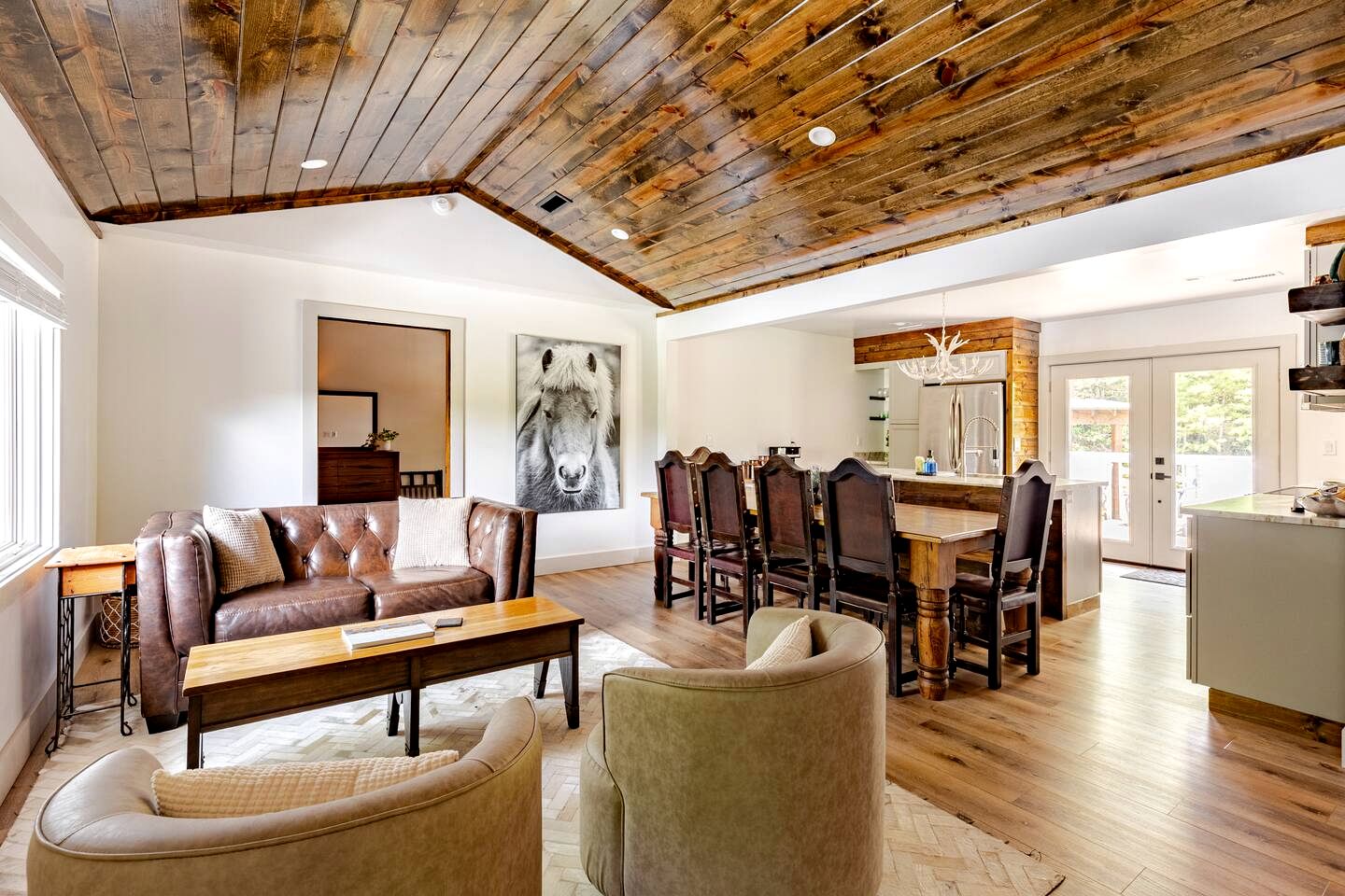 Enchanting Vacation Rental Farmhouse Embraced by Majestic Mountains near the Sparkling River in Lake Toxaway North Carolina