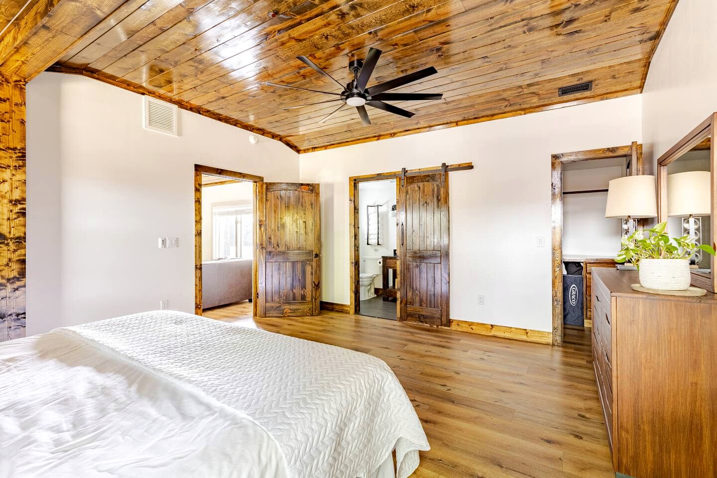 Enchanting Vacation Rental Farmhouse Embraced by Majestic Mountains near the Sparkling River in Lake Toxaway North Carolina