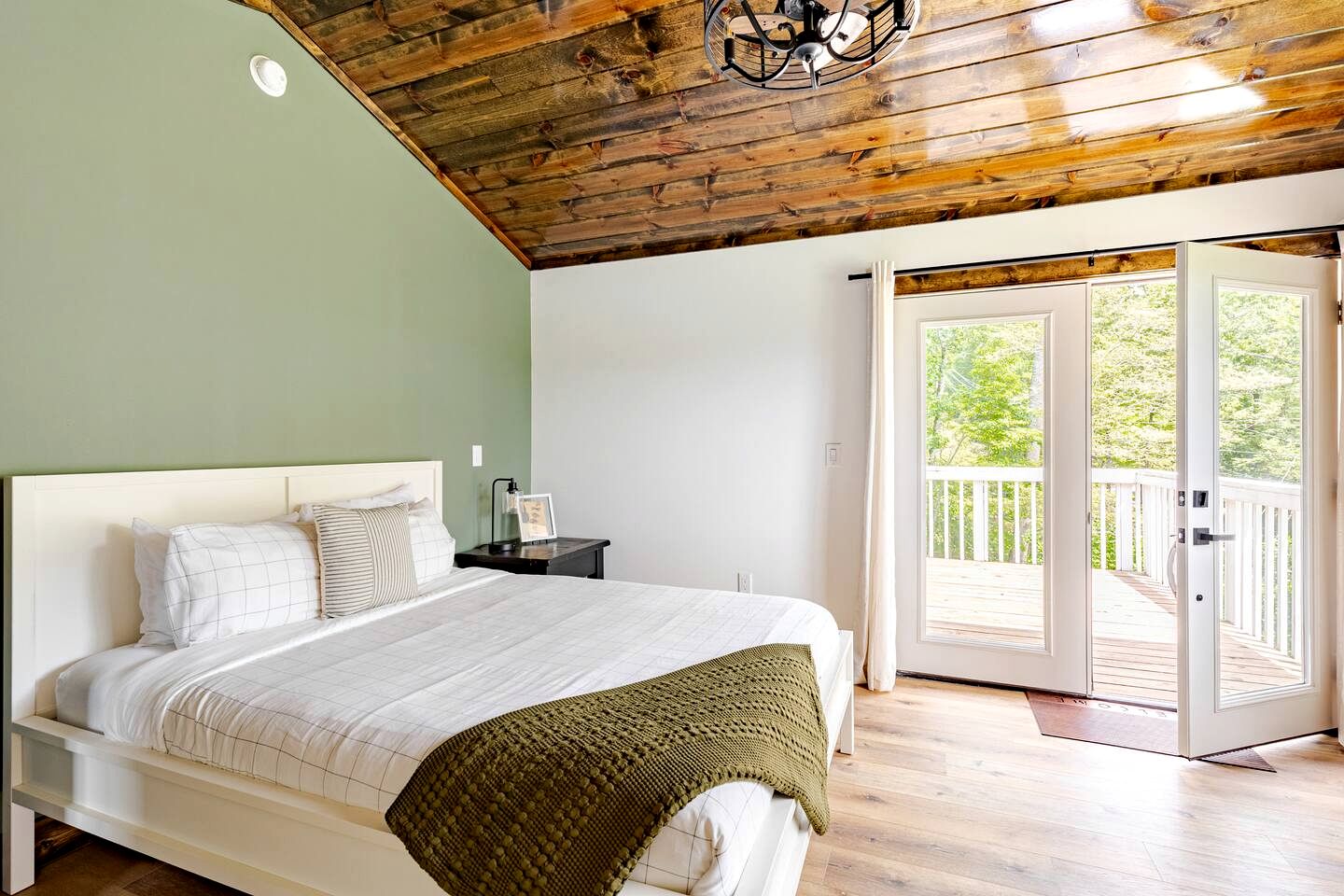 Enchanting Vacation Rental Farmhouse Embraced by Majestic Mountains near the Sparkling River in Lake Toxaway North Carolina