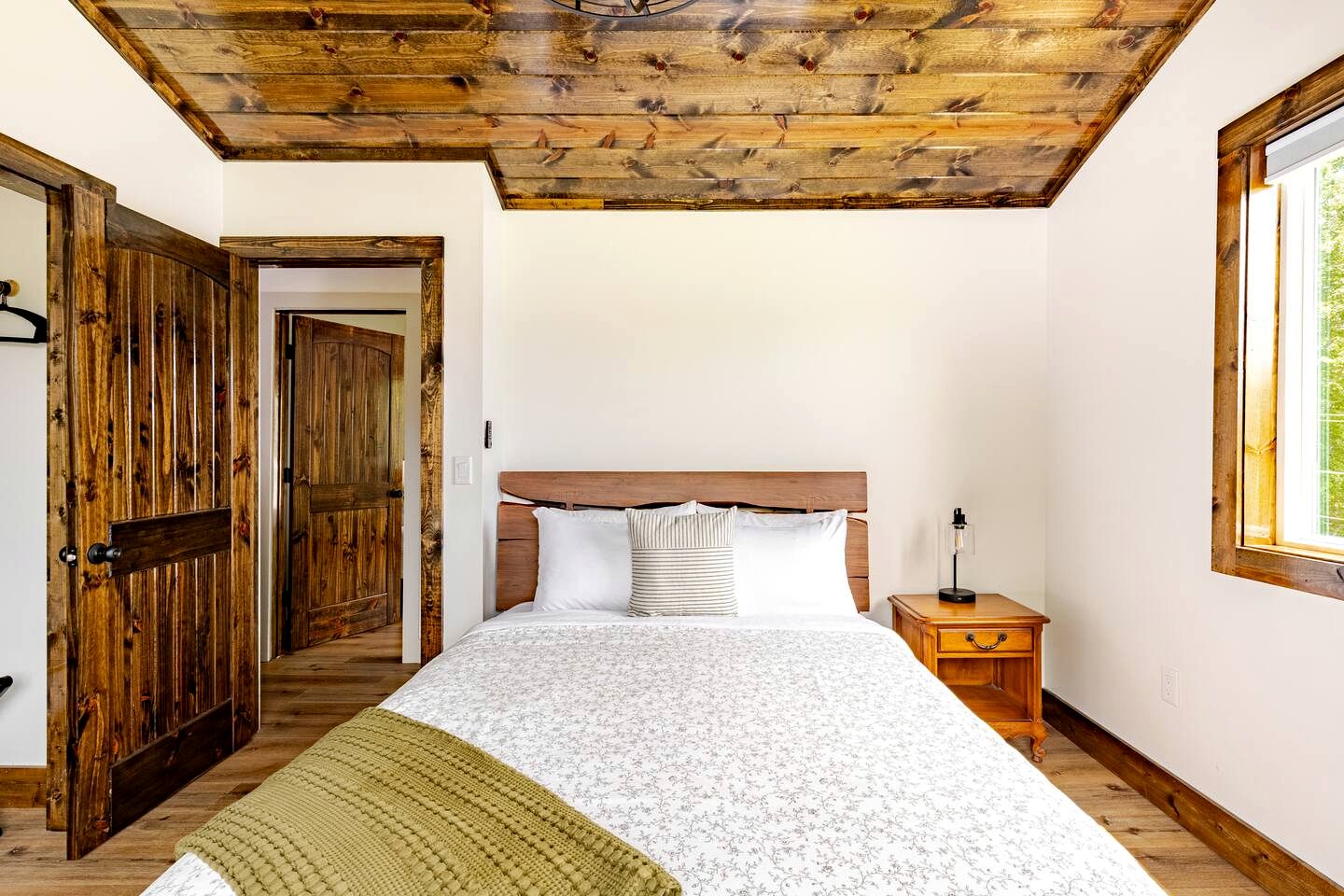 Enchanting Vacation Rental Farmhouse Embraced by Majestic Mountains near the Sparkling River in Lake Toxaway North Carolina