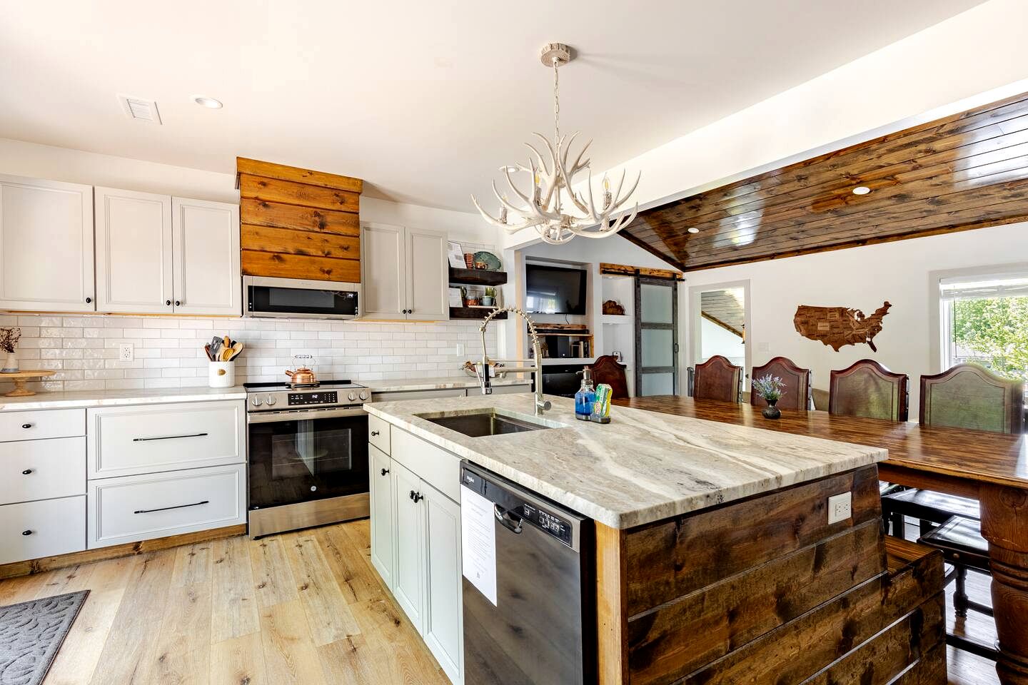 Enchanting Vacation Rental Farmhouse Embraced by Majestic Mountains near the Sparkling River in Lake Toxaway North Carolina