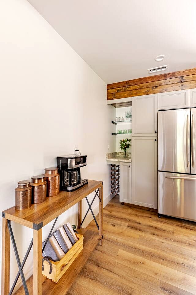 Enchanting Vacation Rental Farmhouse Embraced by Majestic Mountains near the Sparkling River in Lake Toxaway North Carolina