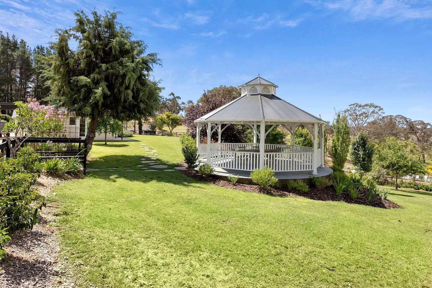 Tranquil Countryside Retreat with Private Guest Cottage near Canberra in Carwoola, Australia