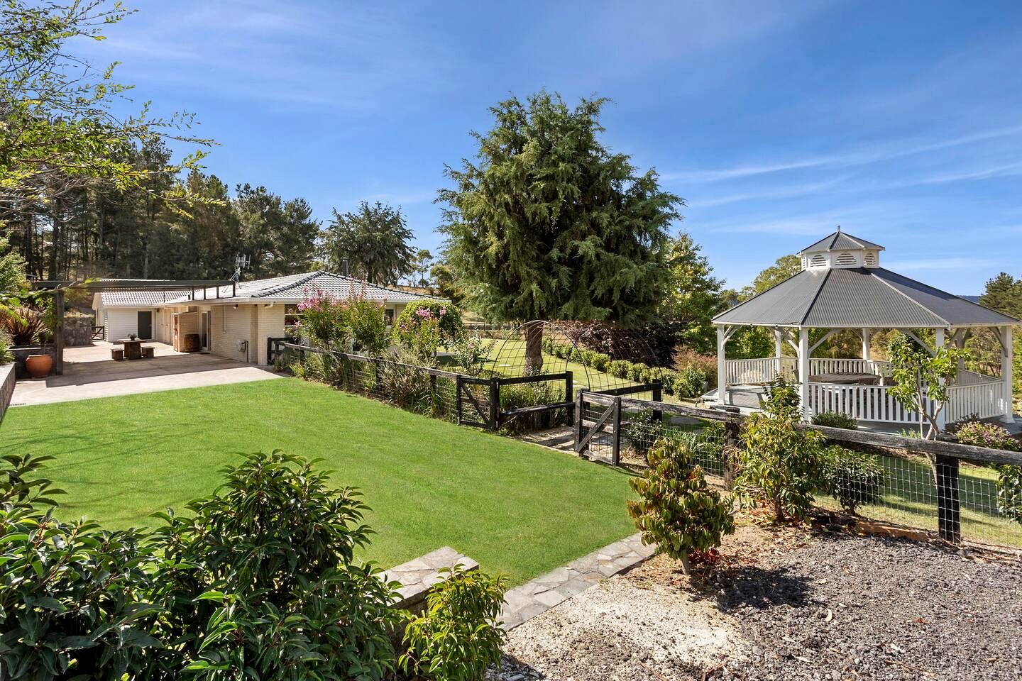 Tranquil Countryside Retreat with Private Guest Cottage near Canberra in Carwoola, Australia