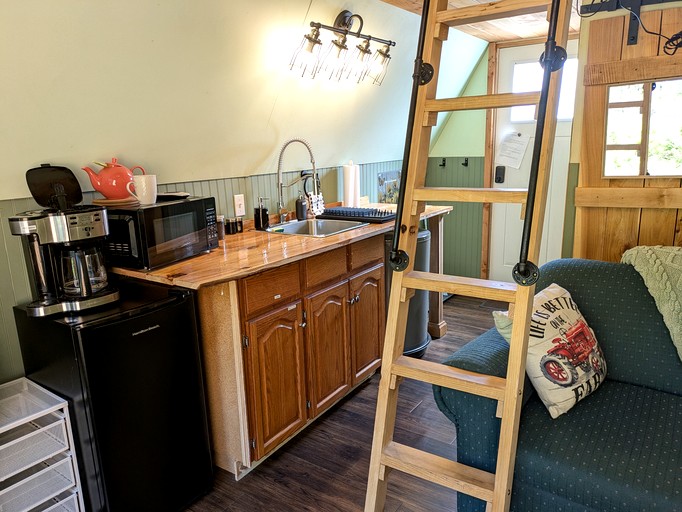 Cabins (Canada, qathet Regional District, British Columbia)